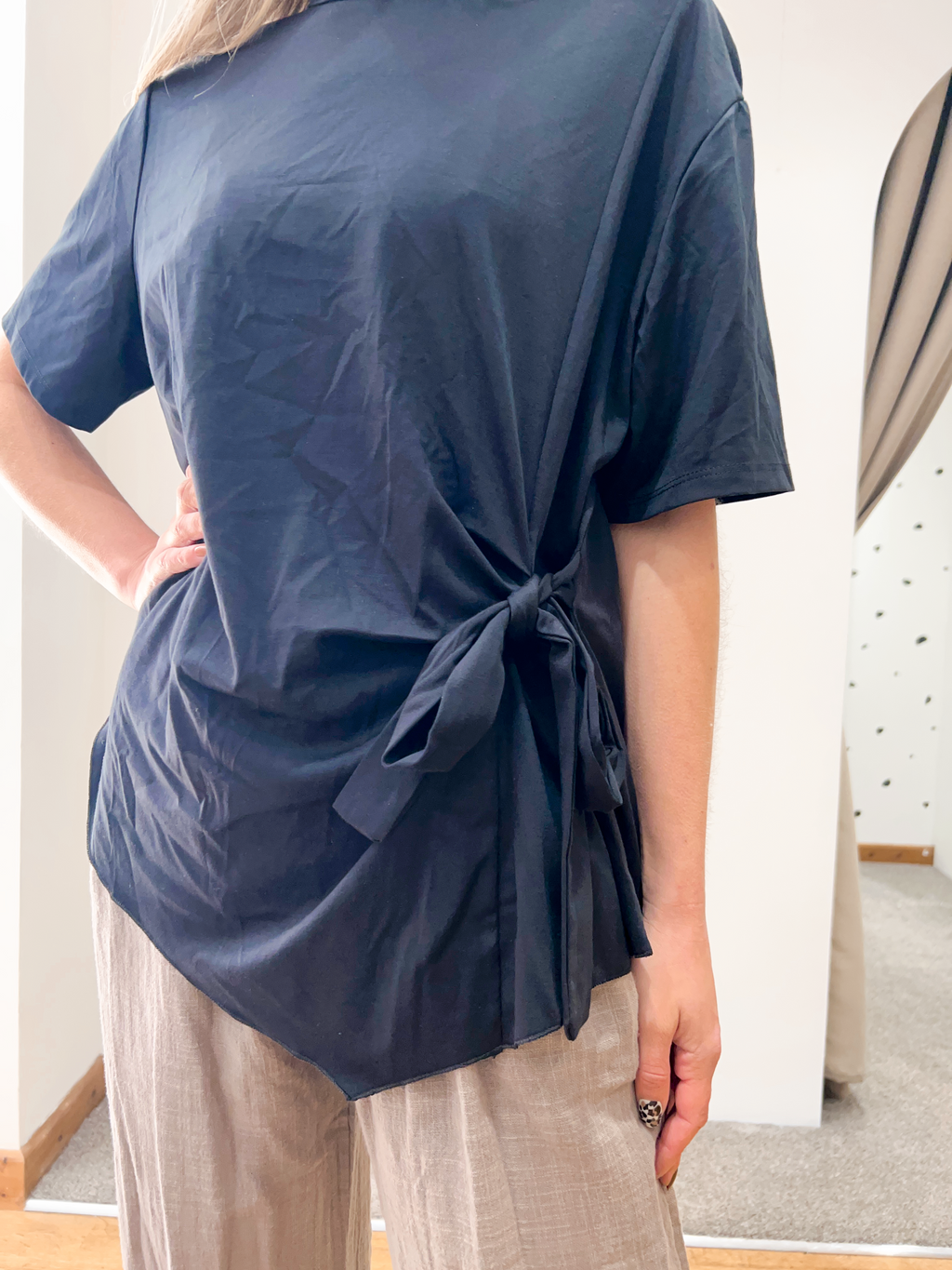 Tie side tee black