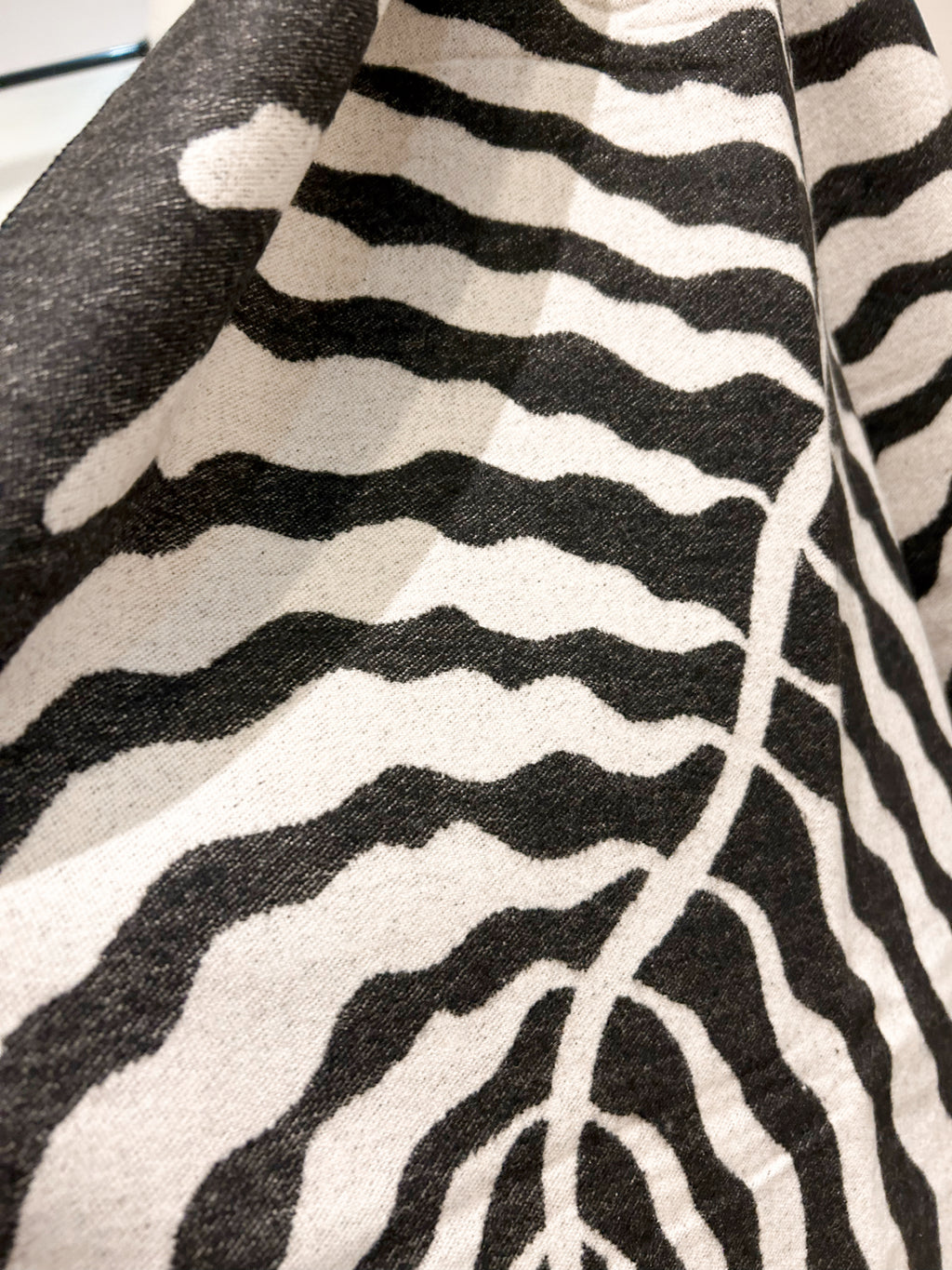 Zebra scarf black