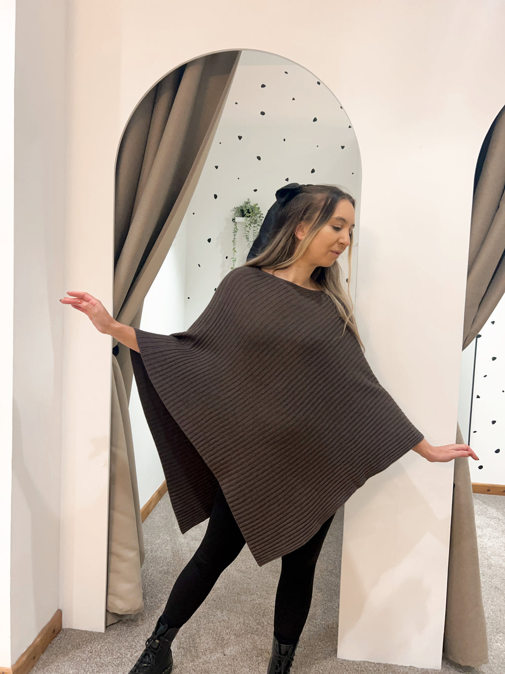Asymmetric ribbed poncho chocolate