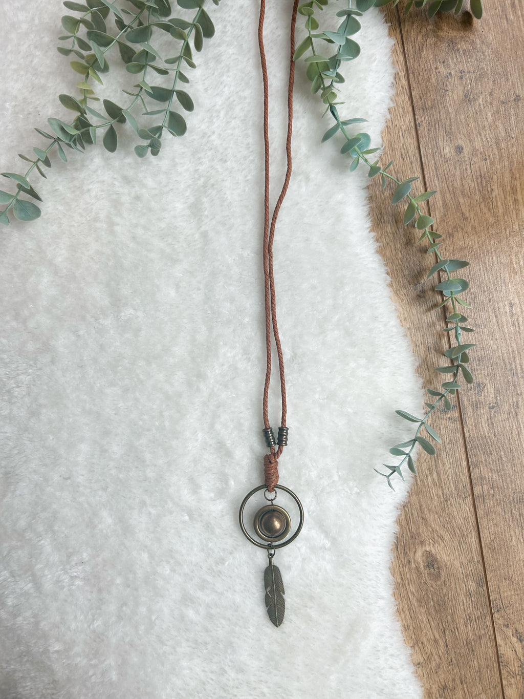Feather pendant necklace